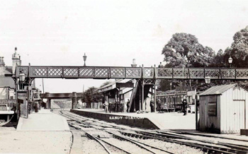 The bridge connecting the platforms of the GNR and LNWR at Sandy [Z1306/99]